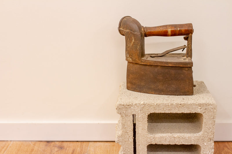 מלתחה חכמה לאישה הישראלית: איך לבנות ארון מדויק עם בגדים איכותיים לנשים שמתאימים לאקלים, לגוף ולחיים עצמם