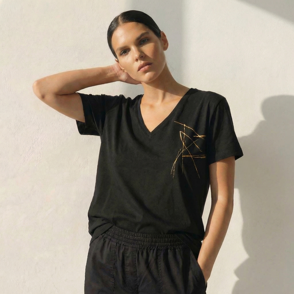 טי וי שחור דפוס זהב