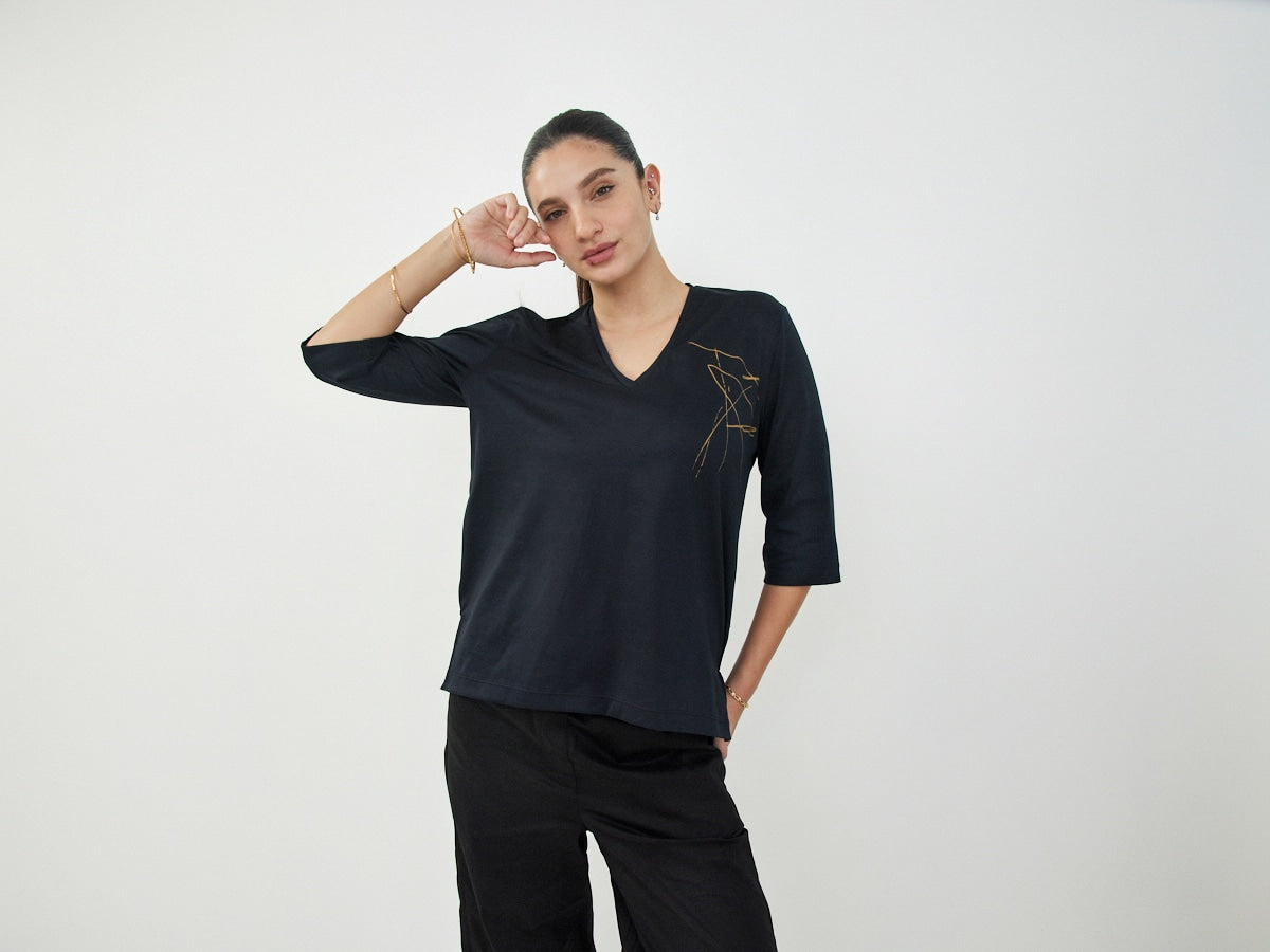 חולצת וי-שחור דפוס זהב image 4