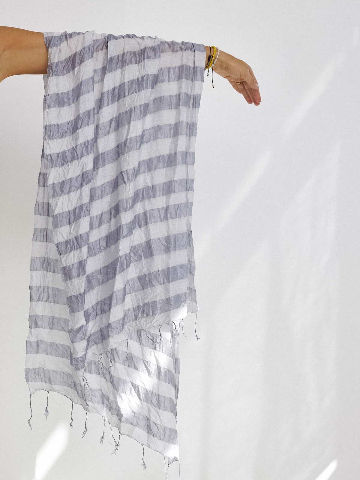 צעיף משי פסים אפור בהיר image 2