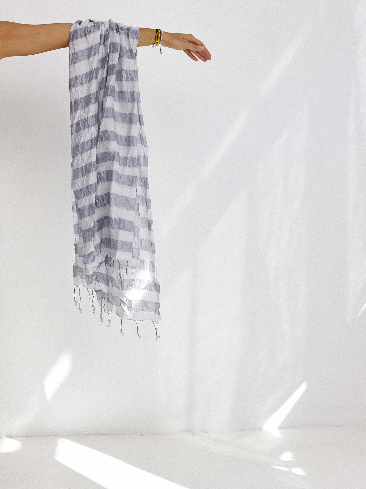 צעיף משי פסים אפור בהיר image 1