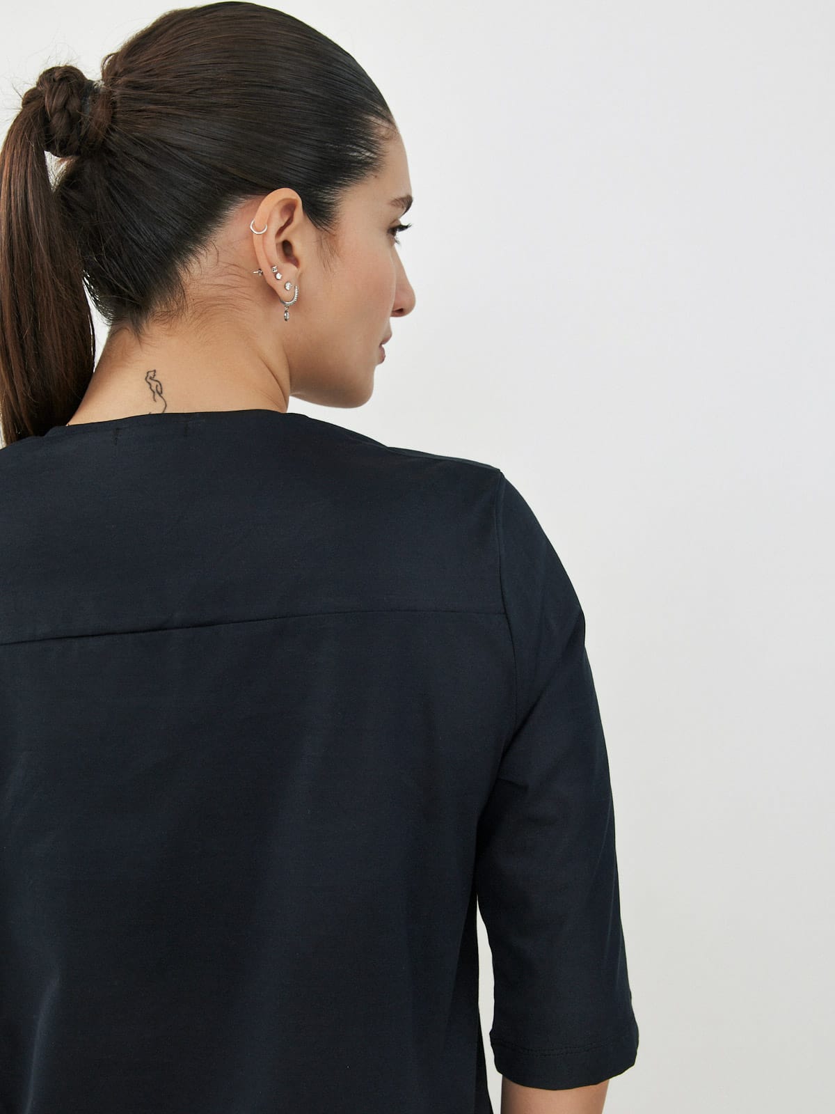 חולצת וי-שחור דפוס זהב image 1