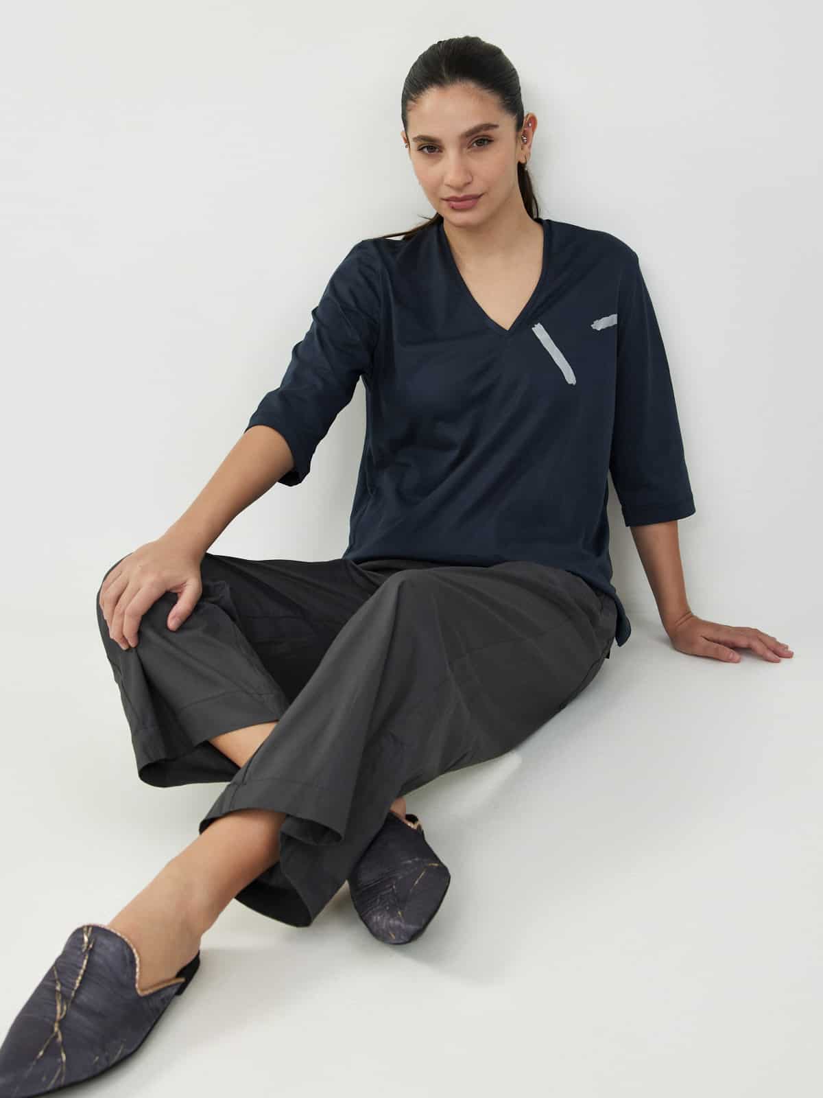 חולצת וי-אפור דפוס כסוף image 2