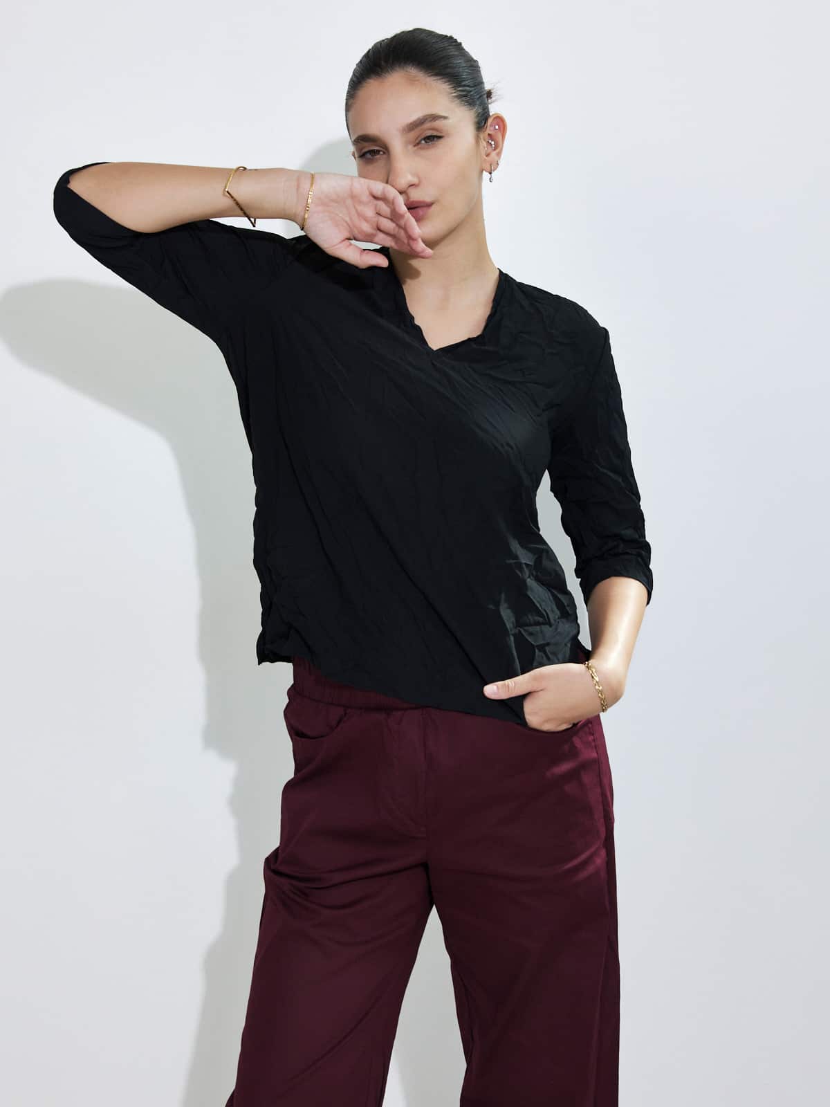 חולצת וי -שחור מקומט image 3