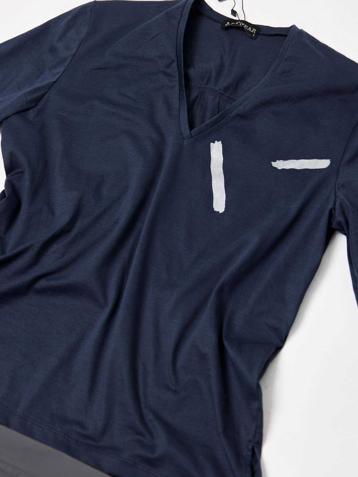 חולצת וי אפור דפוס כסוף image 1