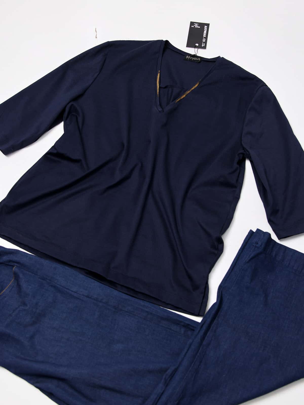 חולצת וי נייבי דפוס זהב image 3