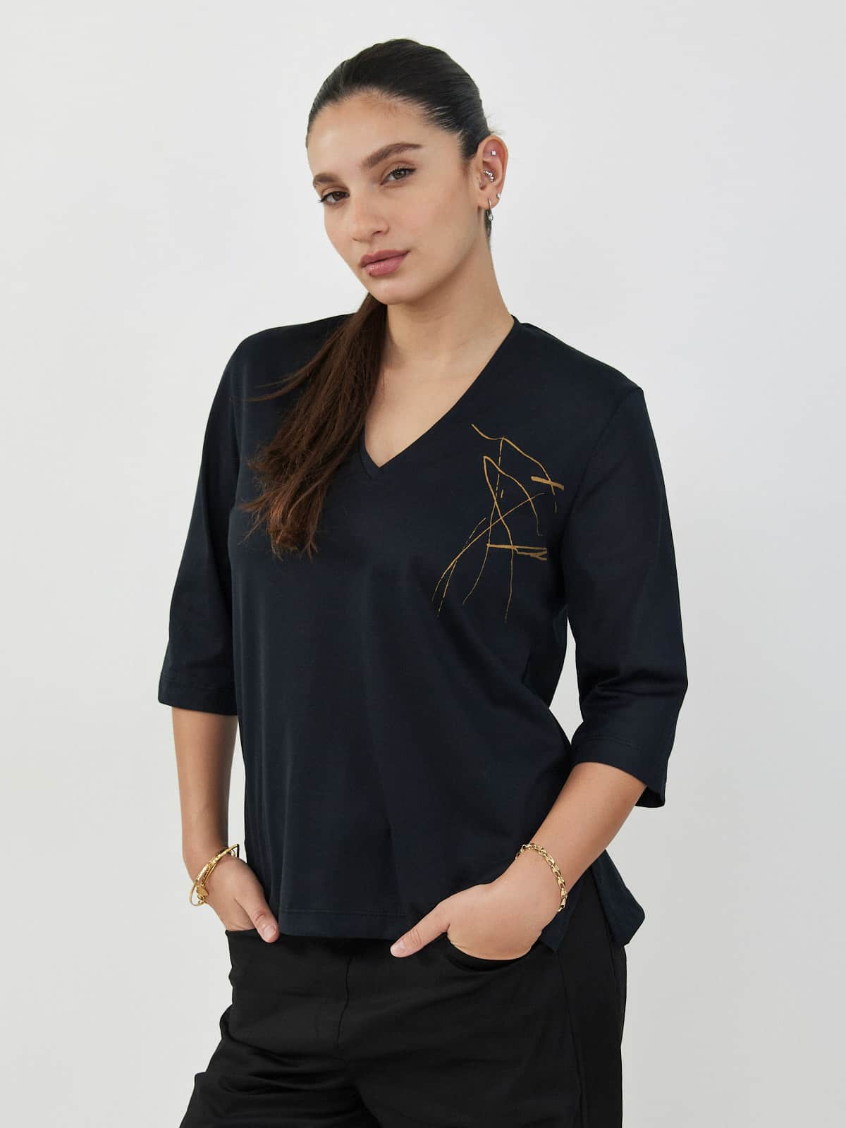 חולצת וי-שחור דפוס זהב image 0