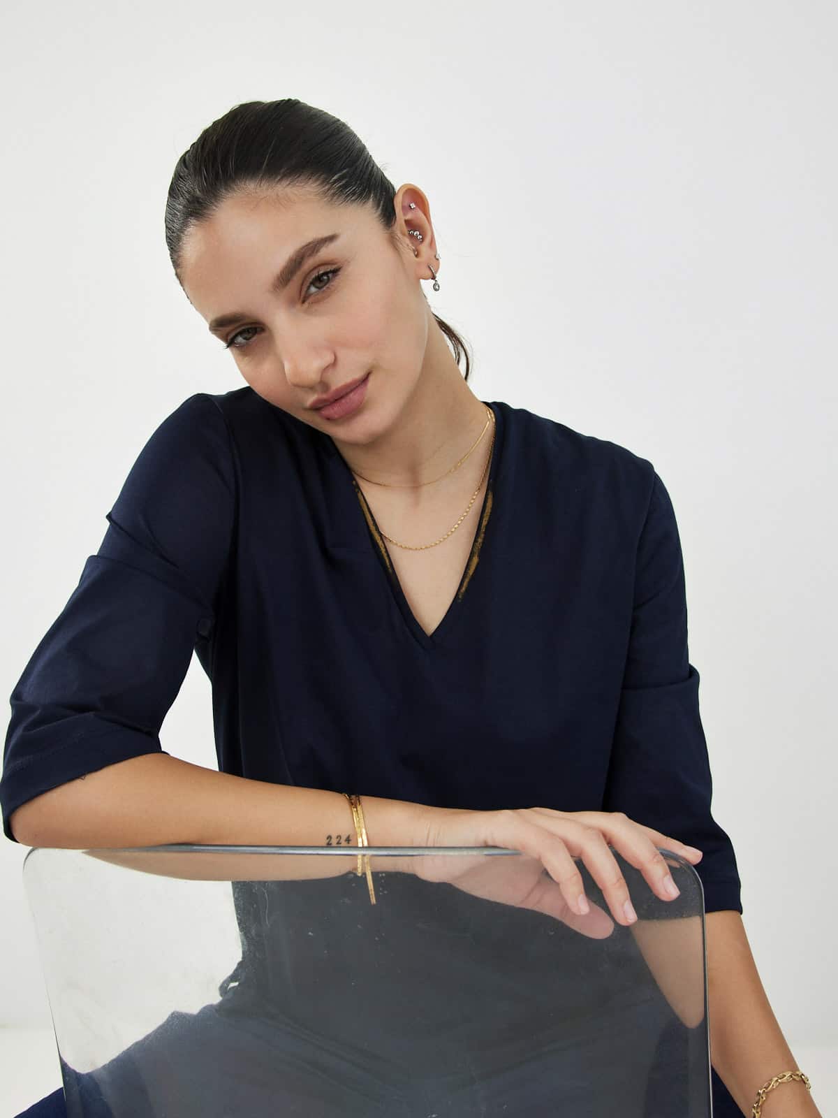 חולצת וי-נייבי דפוס זהב image 1