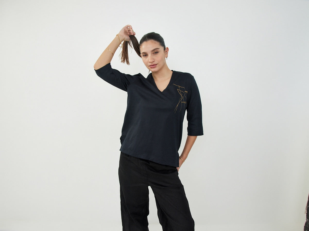 חולצת וי-שחור דפוס זהב image 5