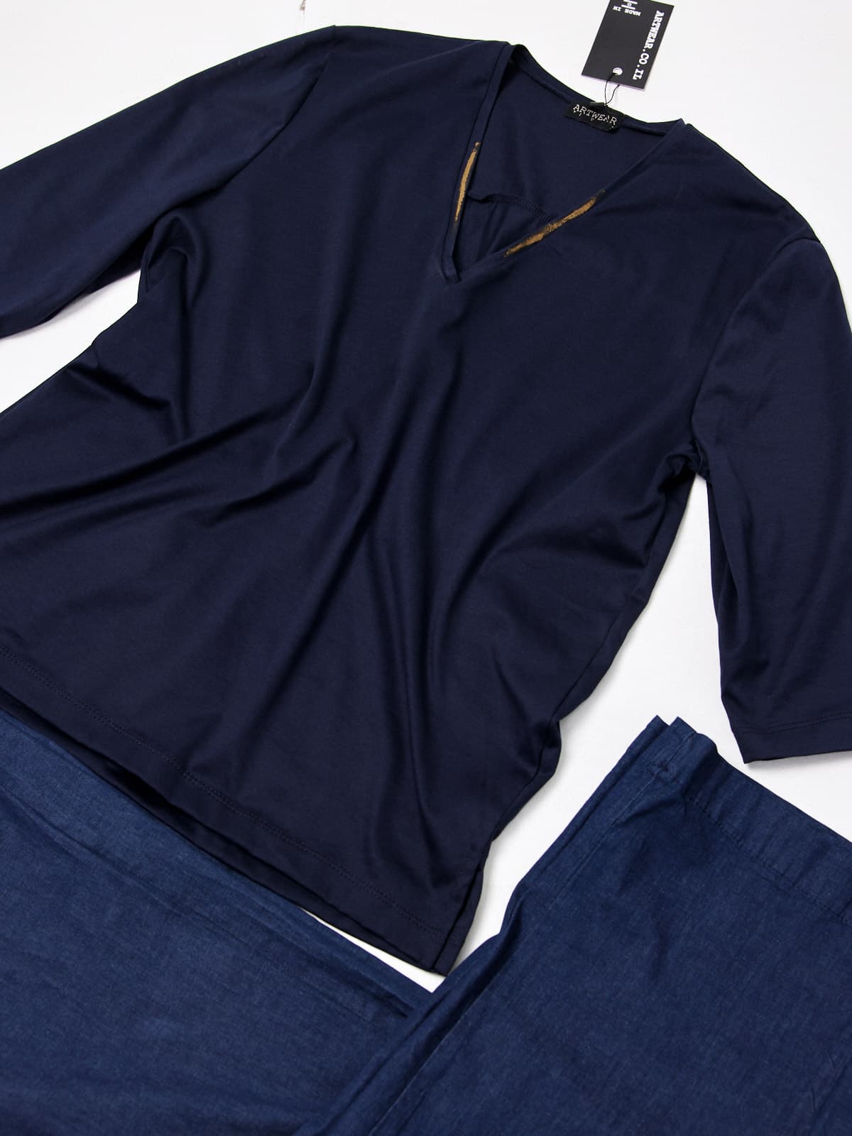 חולצת וי נייבי דפוס זהב image 2