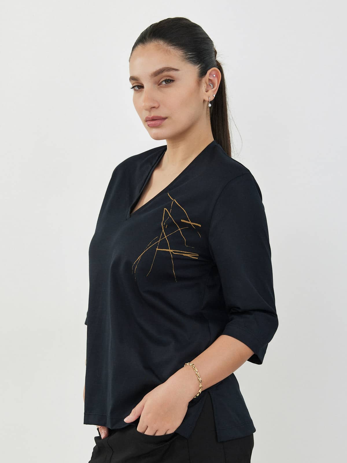 חולצת וי-שחור דפוס זהב image 2