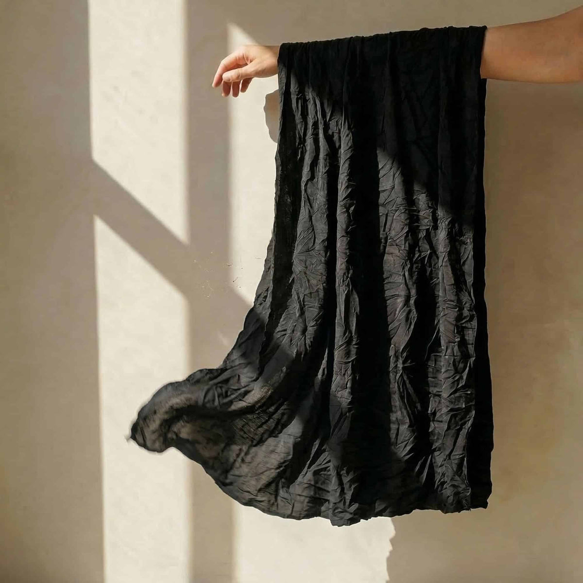 צעיף שחור מקומט image 0