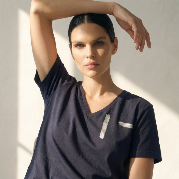 טי וי אפור דפוס כסוף