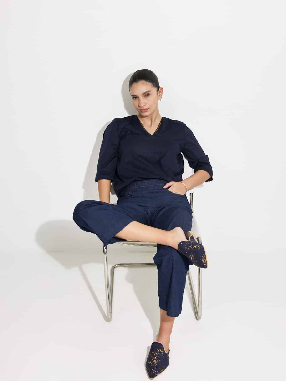 חולצת וי נייבי דפוס זהב image 1