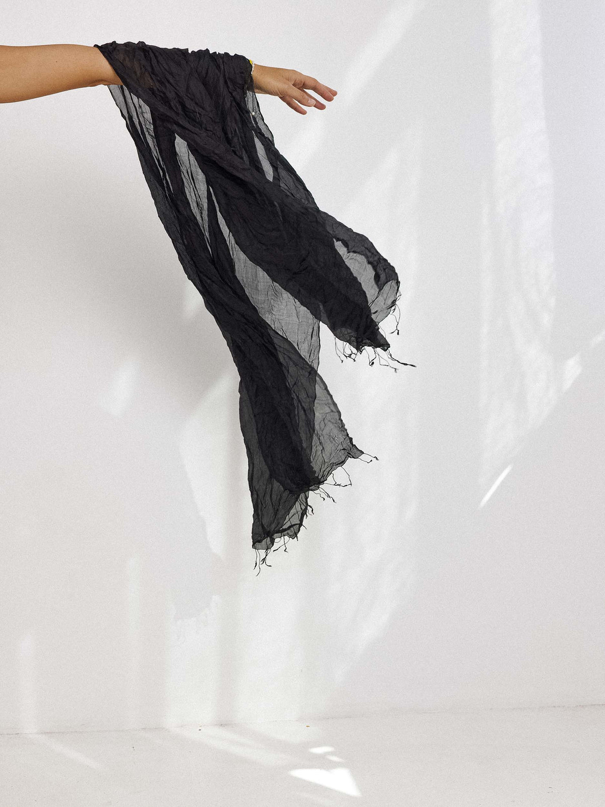 צעיף משי שחור image 2