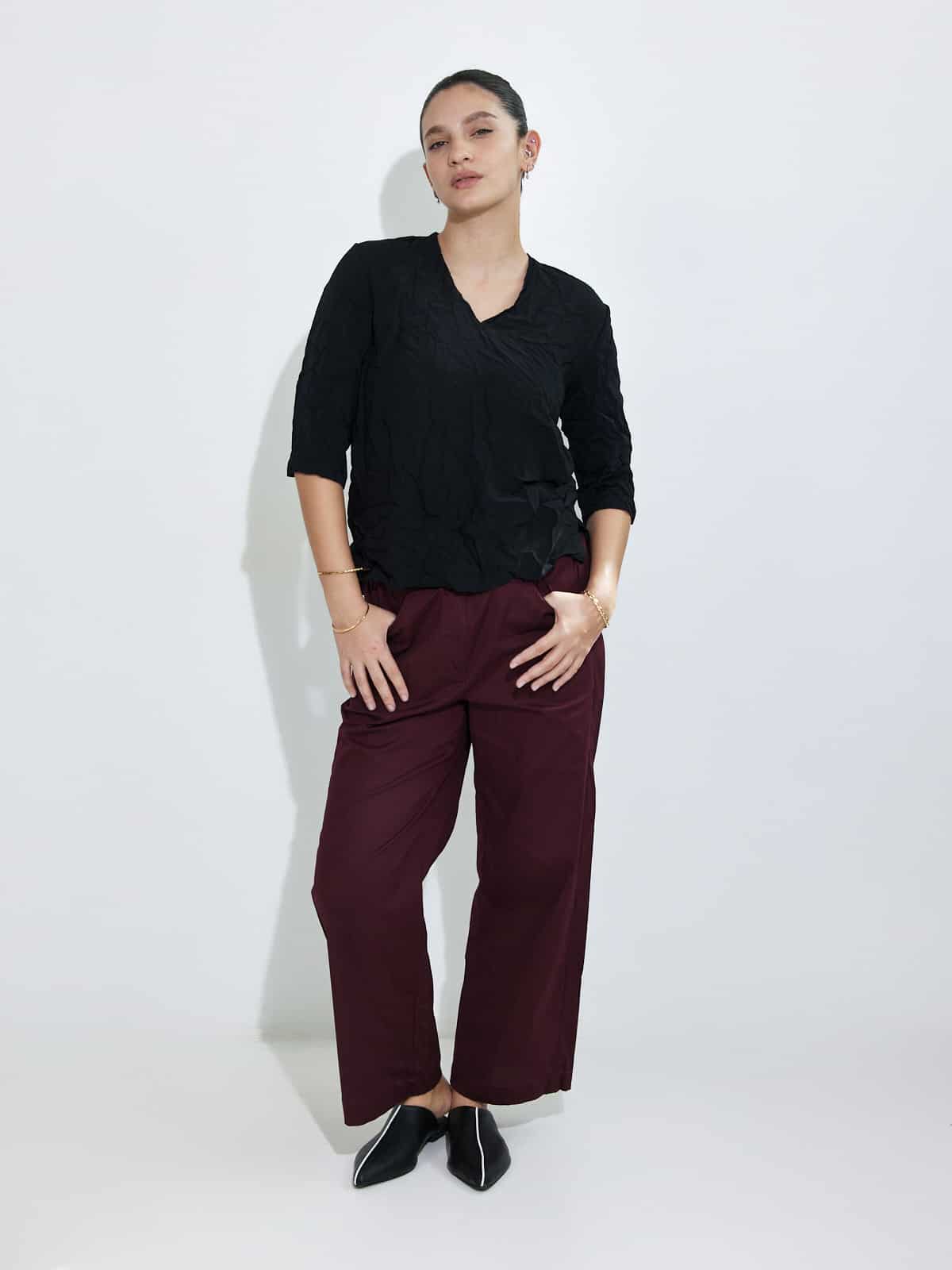 חולצת וי -שחור מקומט image 1