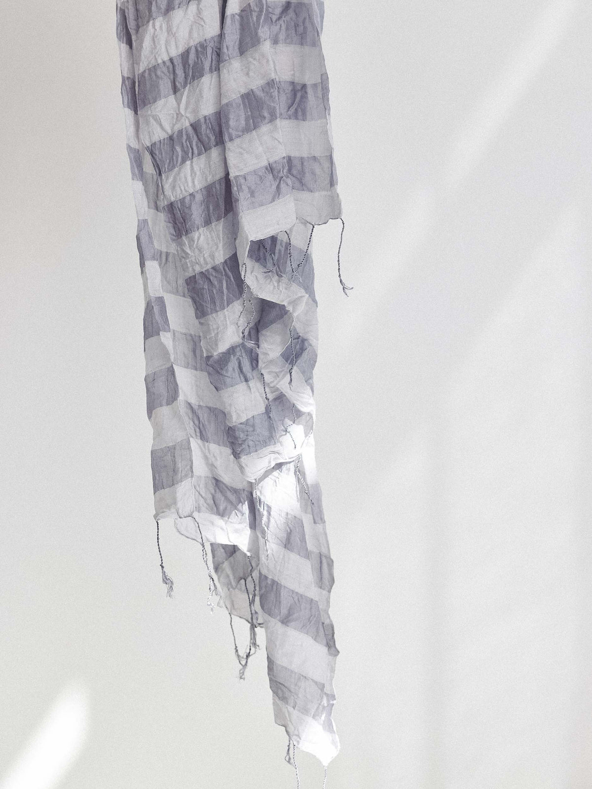 צעיף משי פסים אפור בהיר image 3