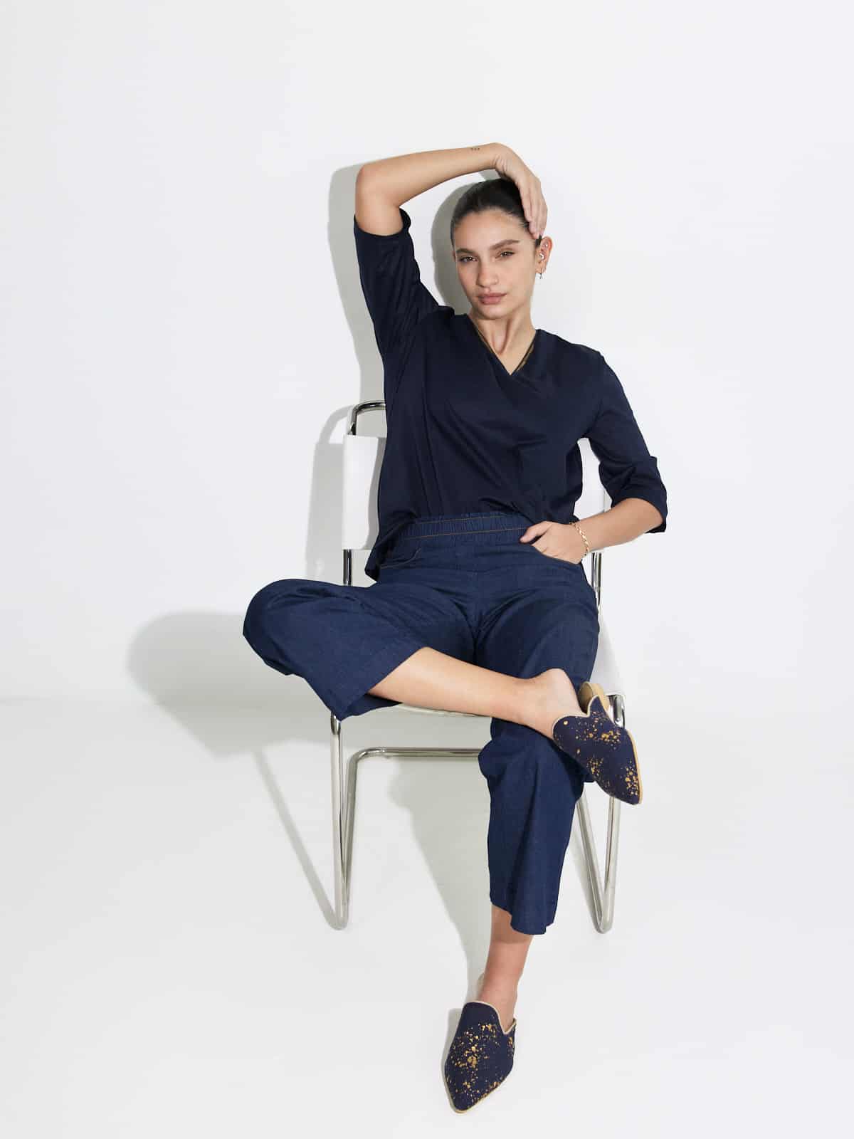 חולצת וי-נייבי דפוס זהב image 2