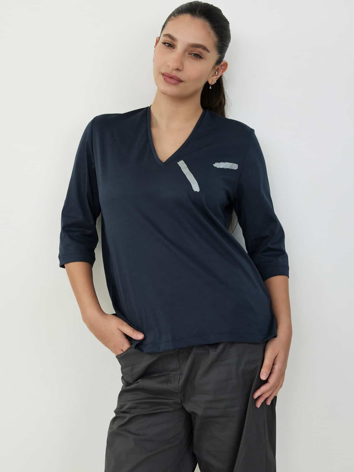 חולצת וי-אפור דפוס כסוף image 4