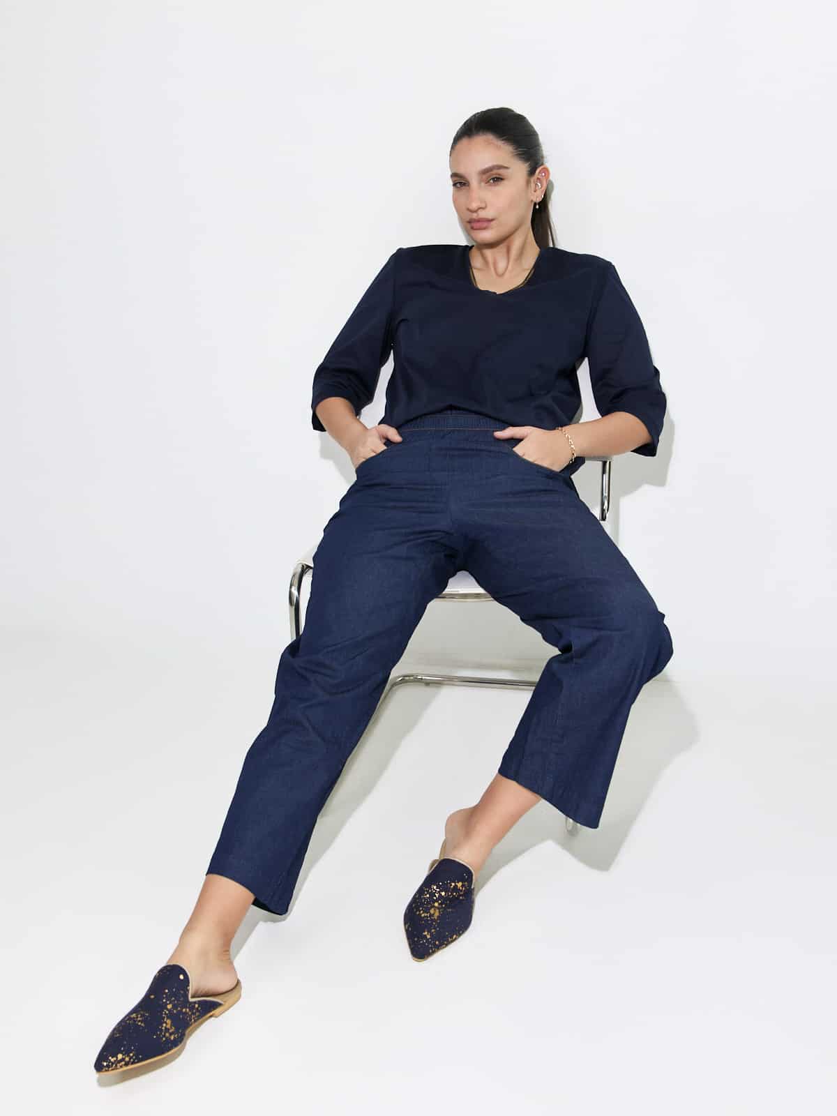 חולצת וי-נייבי דפוס זהב image 3