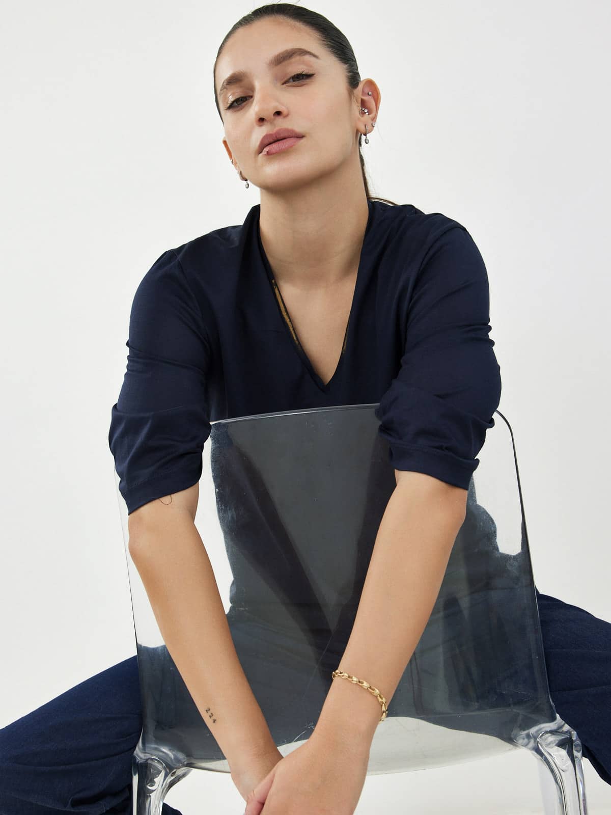 חולצת וי נייבי דפוס זהב image 4