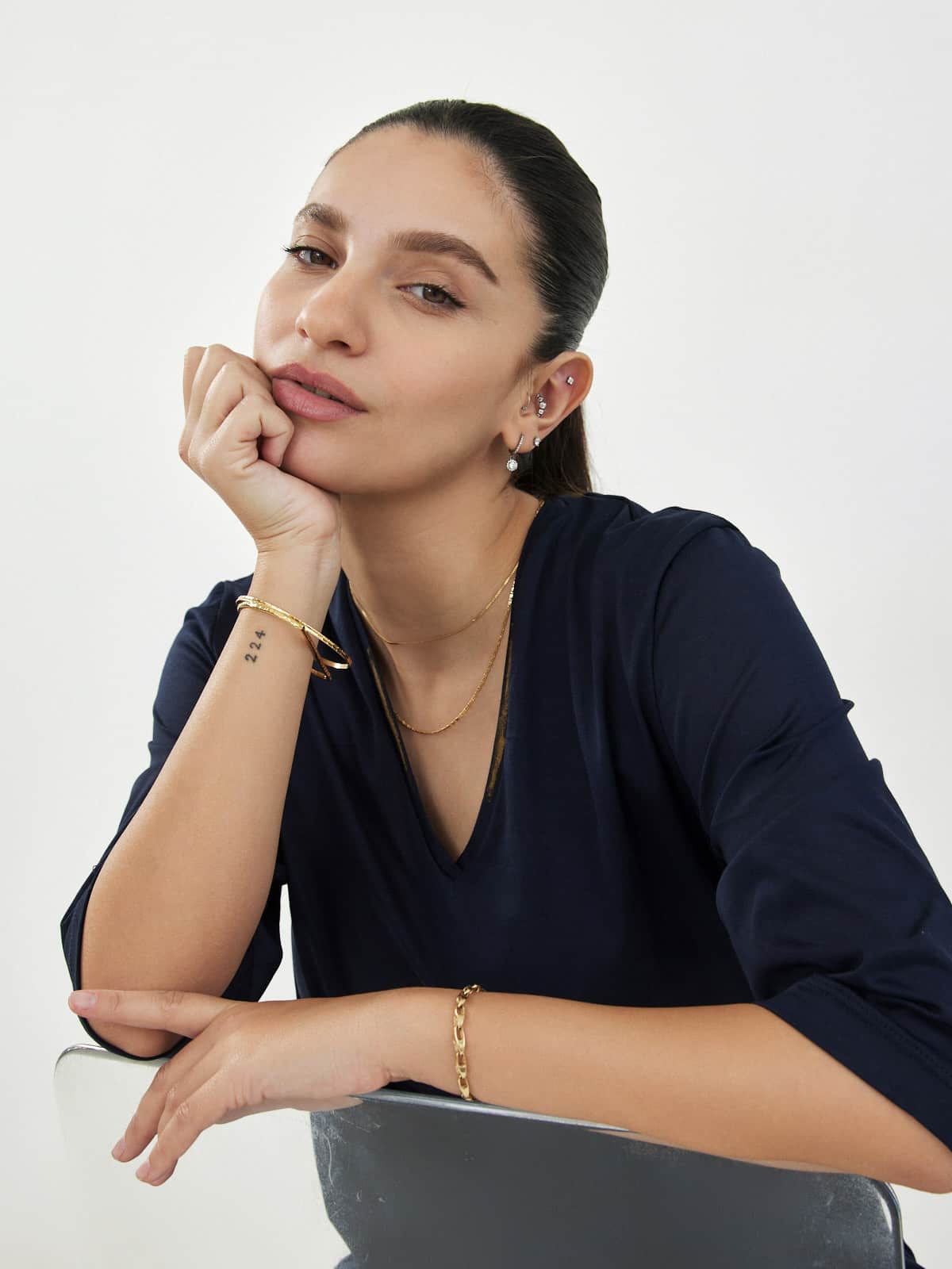 חולצת וי-נייבי דפוס זהב image 6