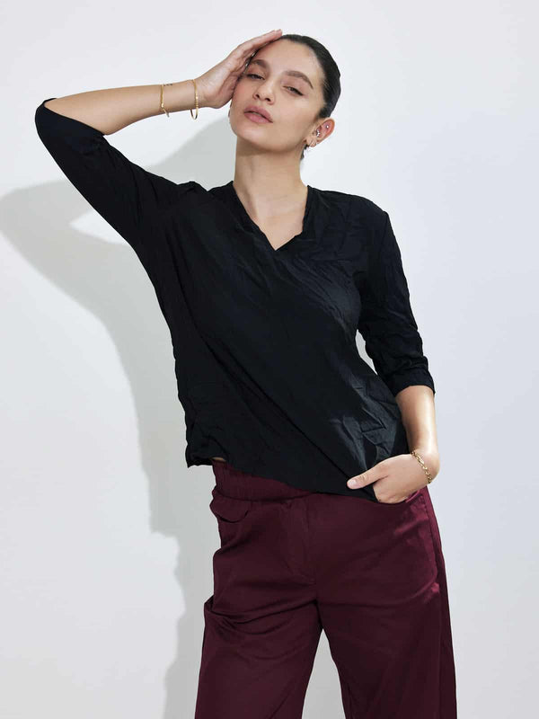 חולצת וי -שחור מקומט image 0