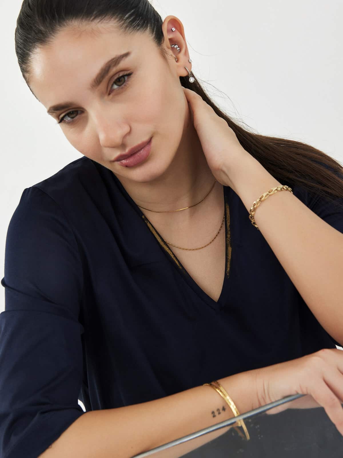 חולצת וי-נייבי דפוס זהב image 0