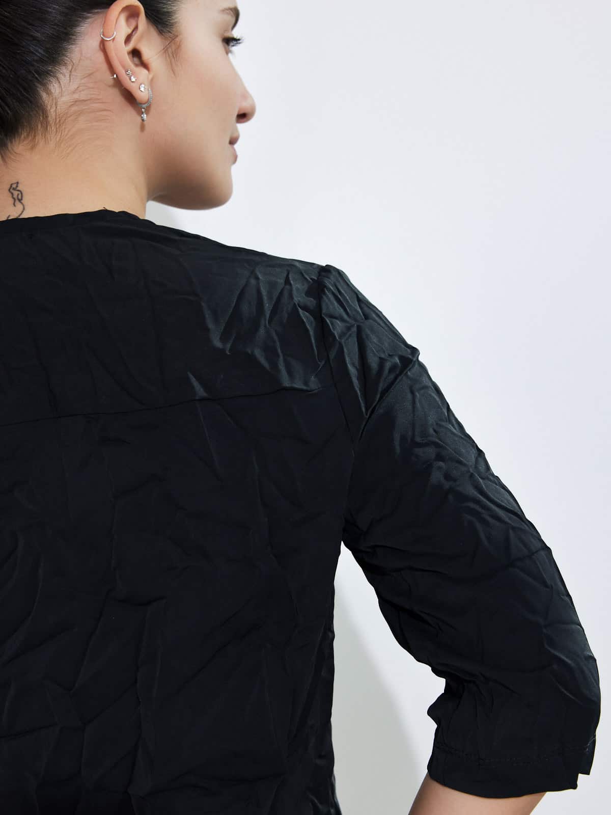 חולצת וי -שחור מקומט image 4