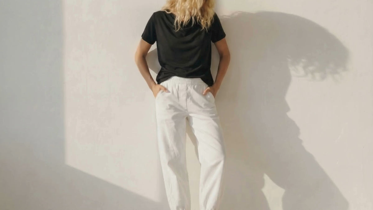 וידאו ראשי דוגמנית חולצה שחורה מכנס לבן